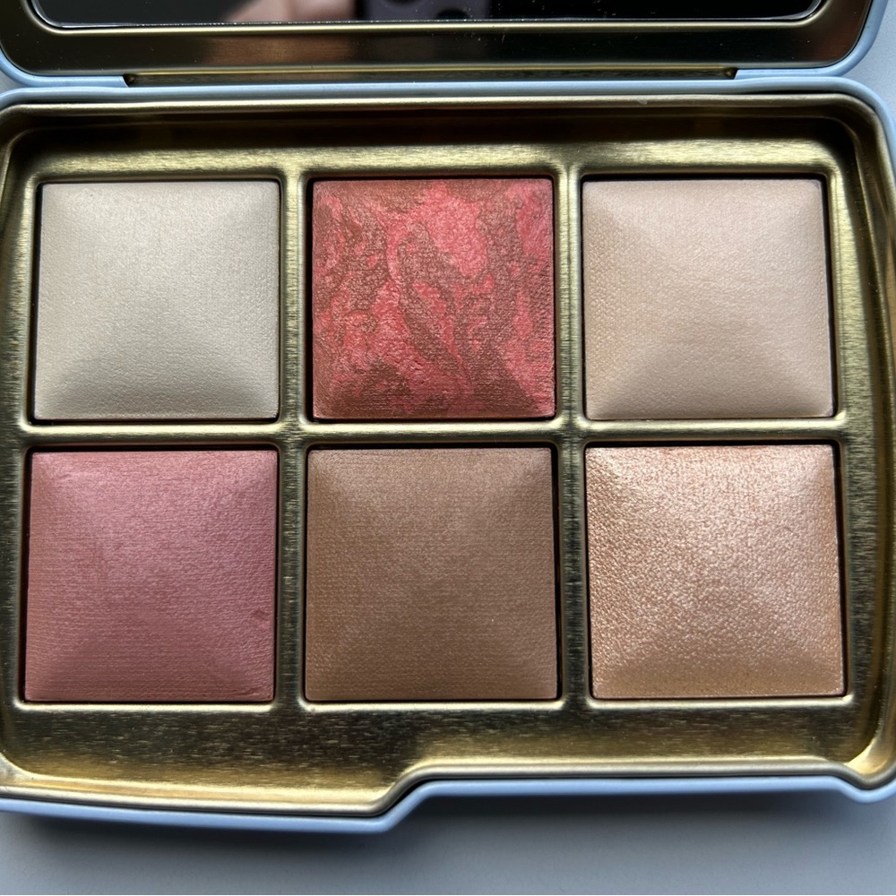 Hourglass Ambient Palette with Lotus Design - Picture 3 of 3